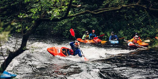 Unsere "Uni im Grünen" ist umgeben von Wäldern und zahlreichen Teichen. Sie ermöglicht dir eine optimale Balance zwischen Studium und Freizeit. Denn nicht nur der Hochschulsport der TU Clausthal, sondern auch die vielfältige Natur an sich, bieten dir das ganze Jahr über zahlreiche Sport- und Freizeitmöglichkeiten, wie z. B. Mountainbiking, Rafting, Segeln, Snowboarden oder Skifahren.