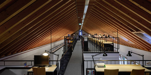 Das moderne Leisler-Kiep-Center beheimatet großzügige Vorlesungssäle, Seminarräume und die hervorragend ausgestattete Bibliothek.