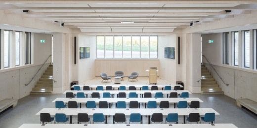 Willkommen auf dem Campus in Oestrich-Winkel. Direkt am Rhein und inmitten von Weinbergen ist die Business School der EBS Universität untergebracht.