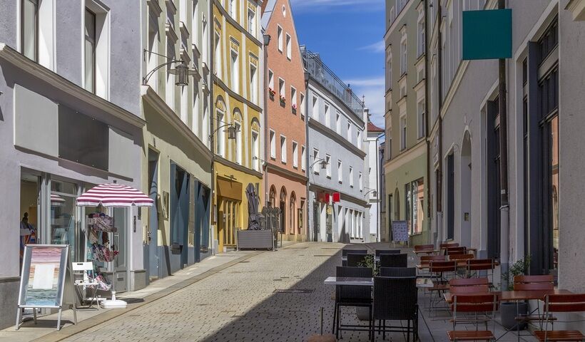 In Passau erwarten dich malerische Altstadtgassen mit vielen Cafés, Restaurants und Pubs.