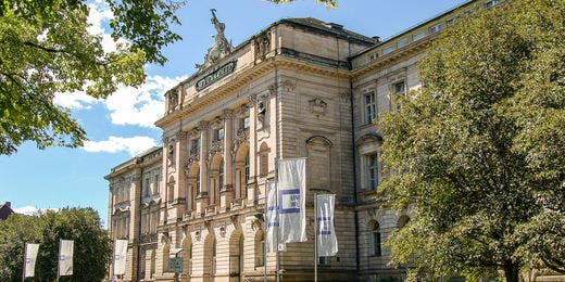 Die "Neue Universität" in fußläufiger Reichweite der Juristischen Fakultät bietet Ihnen moderne Hörsäle für Vorlesungen, Fallübungen und Veranstaltungen. Foto: Universität Würzburg.