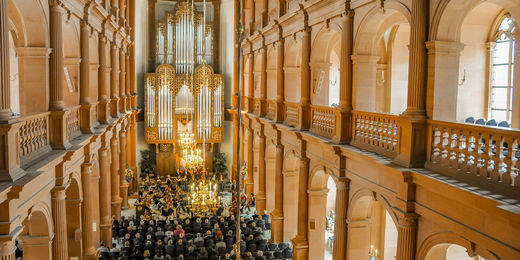 Im festlichen Veranstaltungssaal der Neubaukirche werden Sie am Ende Ihres Studiums Ihr Examenszeugnis entgegennehmen. Foto: Universität Würzburg
