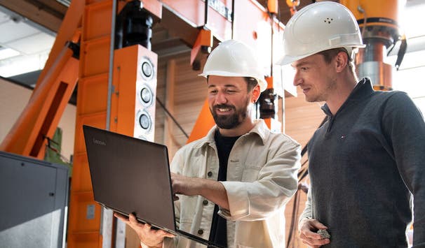 Mitarbeitende des Instituts für konstruktiven Ingenieurbau analysieren Messergebnisse