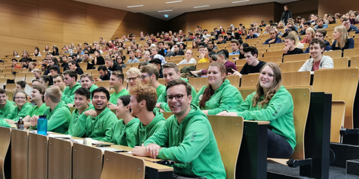 Im großen Hörsaal: unter anderem unsere Fachschaft (in den grünen Pullis)