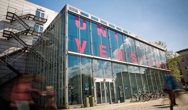 Im sogenannten Glaskasten der UniKassel befinden sich u.a. das Labor des Instituts für konstruktiven Ingenieurbau und die Wasserbauhalle (c Sonja Rode)