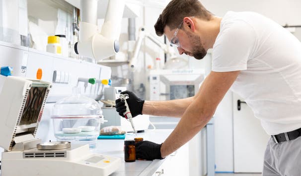 Mitarbeitender im Labor des Fachgebiets Ressourcenmanagement und Abfalltechnik 