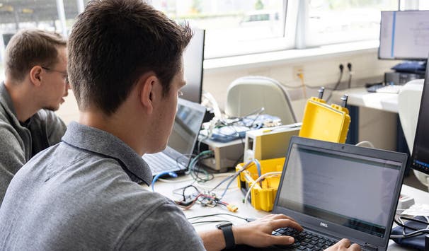 Stuiderende im Laborpraktikum