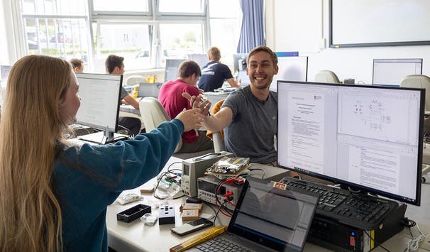 Studierende im Laborpraktikum