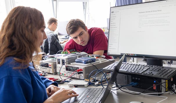 Studierende im Laborpraktikum