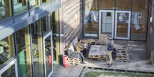 Im Hof des Atelierhauses können sich die Studierenden entspannen – und Beachvolleyball spielen.