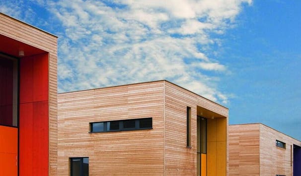 An der Alanus Hochschule wird in modernen Atelierhäusern gelehrt, gelernt und gearbeitet.