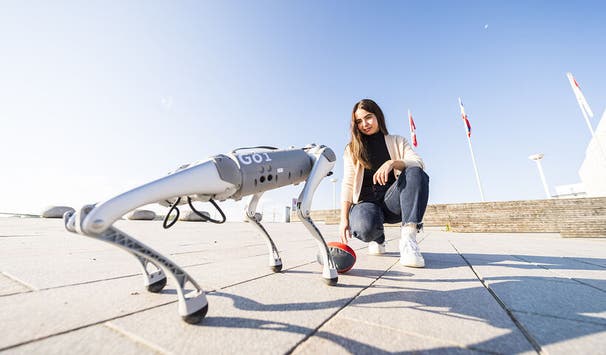 Studentin mit Roboterhund