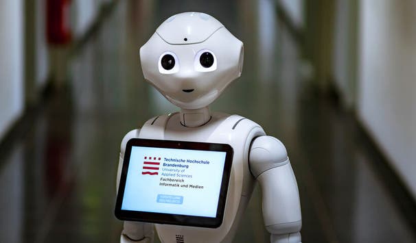 Roboter "Charles" als Assistenz in einer Arztpraxis