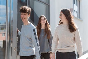 Studierende vor dem Laborbau D