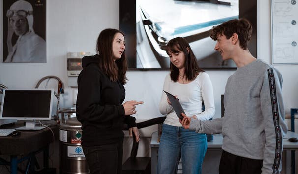 Studierende im Festigkeitslabor