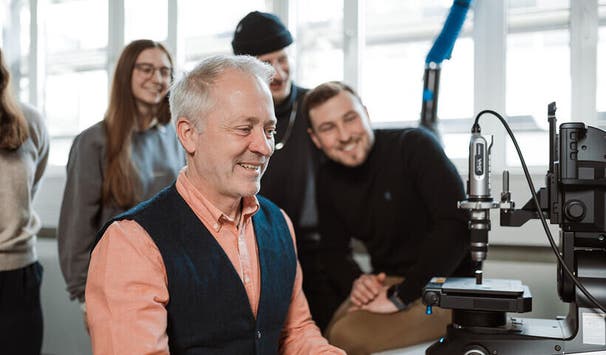 Prof. Stefan Murza mit Studierenden im Werkstoffprüflabor