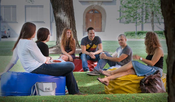 Studierende auf der grünen Welle vor der Fakultät Maschinenbau und Verfahrenstechnik