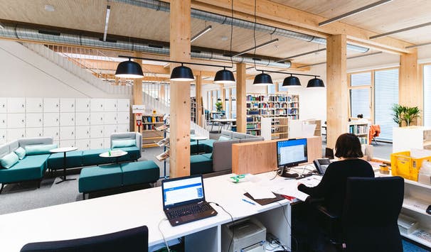Moderne Bibliothek & zahlreiche Arbeitsplätze
