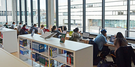 Bibliothek und Arbeitsplätze an der Hochschule Hamm-Lippstadt