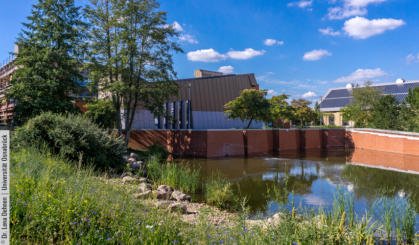 Das Biologiehauptgebäude am Campus Westerberg liegt fußläufig zu Mensa und Bibliothek.