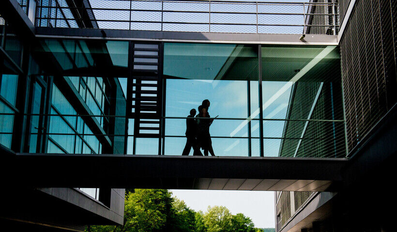 Moderne Glasbrücke auf dem Campus der Uni Passau.