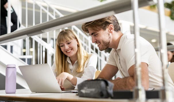 Unsere moderne, lichtdurchflutete Bibliothek