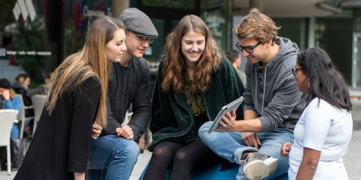 Studierende profitieren vom internationalen Netzwerk der Universität Innsbruck und verbringen verpflichtend ein Jahr („Auslandsjahr“) an einer nicht-deutschsprachigen Hochschule.