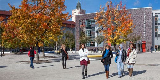Moderne Hörsäle und Zugang zu zwei Universitätsbibliotheken.