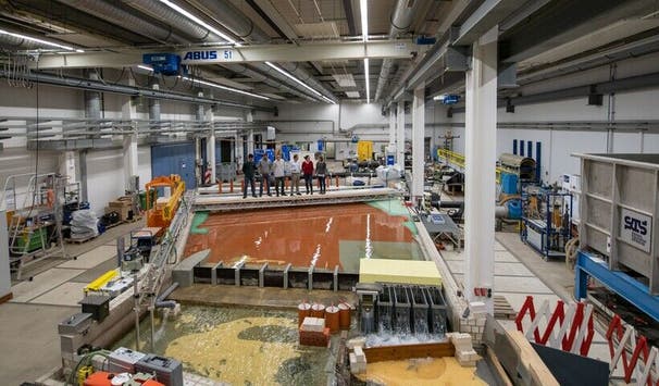 Hier trifft Theorie auf praktische Forschung: die Wasserbauhalle des Fachbereichs (Foto: Paavo Blafield).