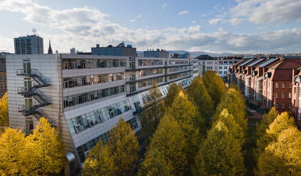 Blick auf das Ingenieursgebäude am Zentralcampus, wo der Fachbereich angesiedelt ist.