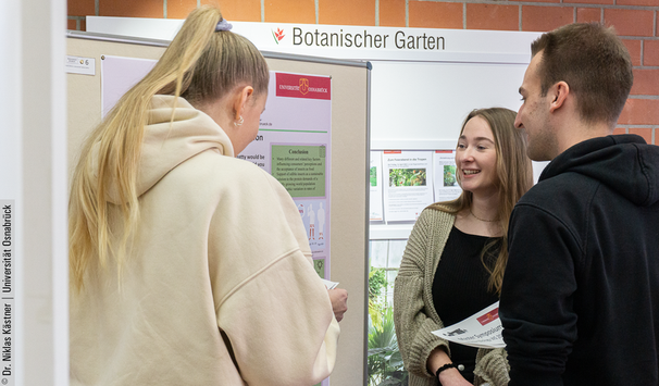 In besonderen Veranstaltungen werden überfachliche Kompetenzen gestärkt. Die anschauliche und korrekte Aufarbeitung wissenschaftlicher Daten sowie die verständliche Vermittlung sind ein wichtiger Teil dieser Kompetenzen. Hier üben Masterstudierende die Präsentation am Poster, wie es auf vielen wissenschaftlichen Tagungen praktiziert wird.