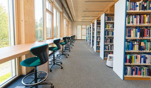 Moderne Biblitohek mit hellem Lesesaal
