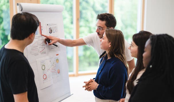 In kleinen Gruppen mit Menschen aus aller Welt studieren