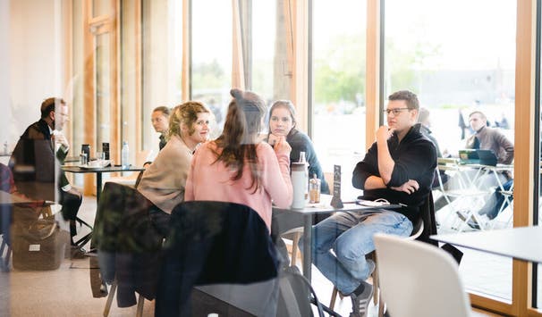 Kommiliton:innen im Uni-Cafe treffen