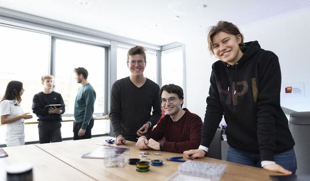 Studierende auf dem Campus