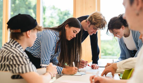Kleine Lerngruppen mit intensiver Betreuung durch die Lehrenden