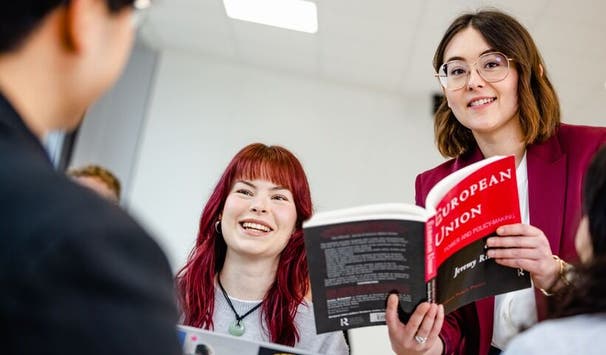 Hilfsbereites und junges wissenschaftliches Personal, Foto: Simone Reukauf