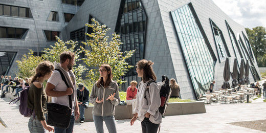 Studierende vor dem Zentralgebäude