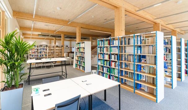 Helle Bibliothek im Holz-Erweiterungsgebäude