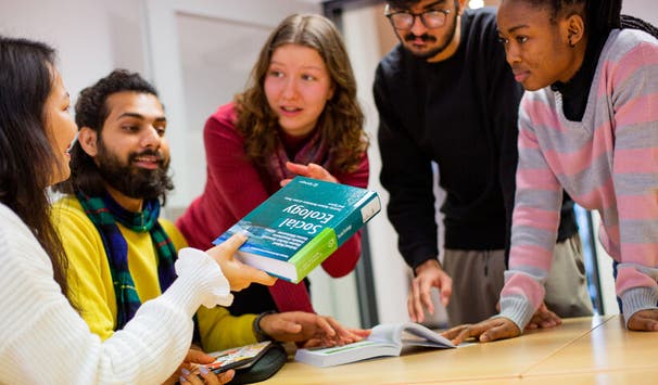 Gruppenarbeit in der Bibliothek (Foto: Sonja Rode)