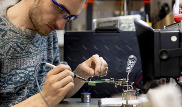 Ein Student arbeitet im "FabLab", dem studentischen Makerspace des Fachbereichs (Foto: Sonja Rode)