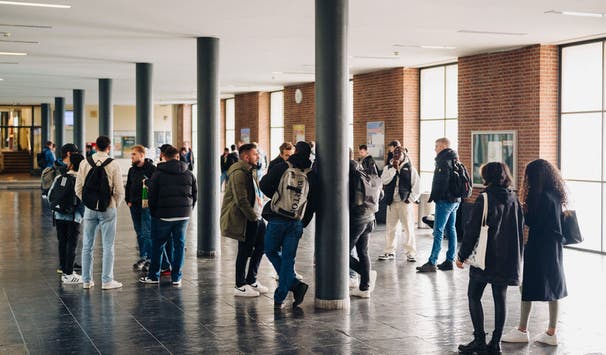Studierende zum Semesterstart im Foyer des Campus Wilhelmshöher Allee (Foto: Fiona Körner)