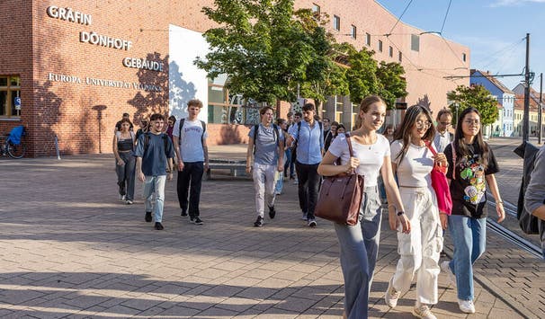 Direkte Begegnungen und kurze Wege; Credits: Heide Fest