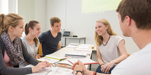 Exzellente Studienbedingungen: optimales Lernumfeld, kleine Seminare, individuelle Betreuung und familiäre Atmosphäre.